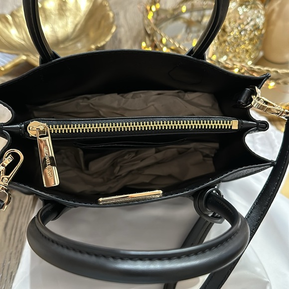 Authentic Michael Kors Crossbody with Card Case!🌺 - Picture 2 of 8